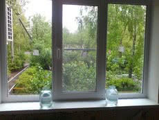 ПВХ окно в частный дом - побокам створки глухие, центральная открывается - 1500х1200 мм. Rehau Euro 60